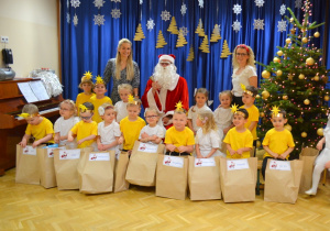 Dzieci z grupy II na zdjęciu grupowym ze Świętym Mikołajem